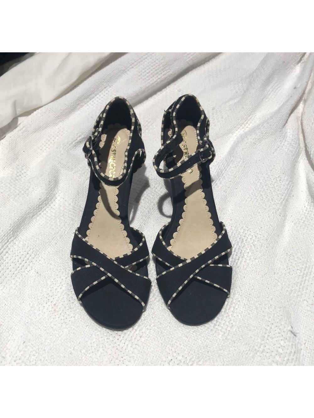 Restricted 8 heeled maryjanes black cream euc